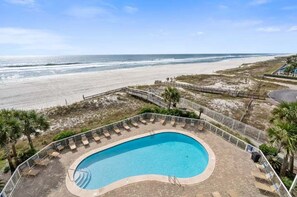 Una piscina techada, una piscina climatizada