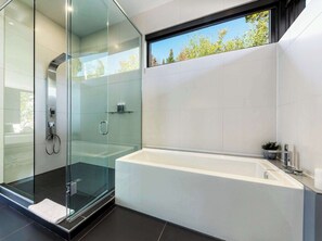 Douche, sèche-cheveux, serviettes fournies