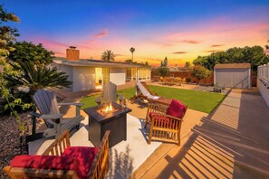 Terrace/patio - Clairemont Retreat l 4 BR, Backyard, Sauna (San Diego)