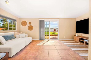 TV, fireplace, offices - Clairemont Retreat l 4 BR, Backyard, Sauna (San Diego)
