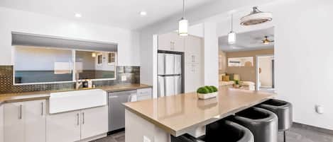 Refrigerador, microondas, horno y parrilla de estufa
