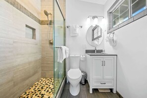 Dusche, Haartrockner, Handtücher, Shampoo