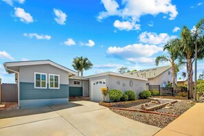 Exterior - Clairemont Retreat l 4 BR, Backyard, Sauna (San Diego)