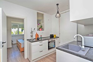 Fridge, microwave, oven, stovetop - Holiday apartment with air conditioning and washing machine (Pula)