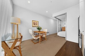 1 bedroom, desk, iron/ironing board, free WiFi - Chic Designer Studio Steps from Newmarket (Auckland City)