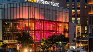 En moderne bygning med et skilt, der viser 'ASB Waterfront Theatre'.