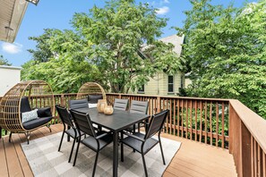 Outdoor dining - LUX 4BR Somerville, Steps to Green Line, Free Parking, Game Room+Poker Table (Somerville)