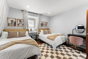 Room - LUX 4BR Somerville, Steps to Green Line, Free Parking, Game Room+Poker Table (Somerville)