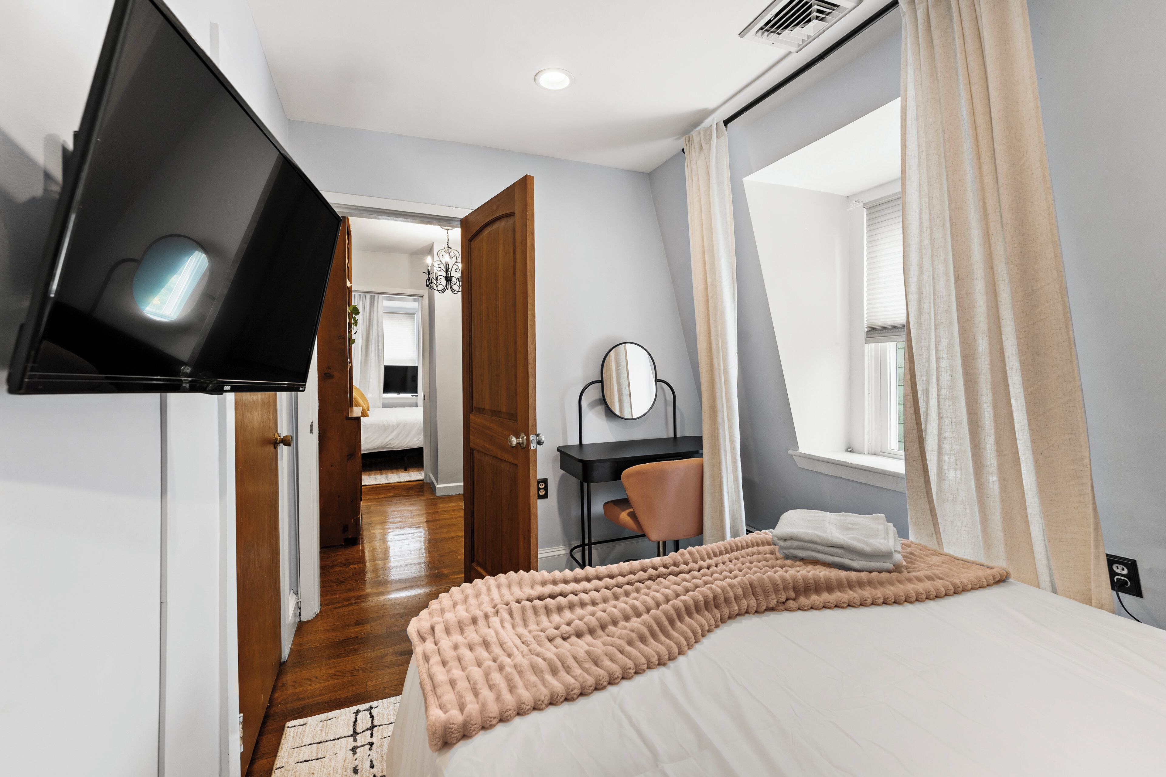 Iron/ironing board, WiFi, bed sheets