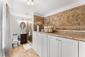 Bathroom - LUX 4BR Somerville, Steps to Green Line, Free Parking, Game Room+Poker Table (Somerville)