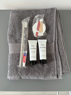 Bathroom amenities - Cozy Modern Stay Near Bradford City Centre With Workspace & Fast Wi-Fi (Bradford)