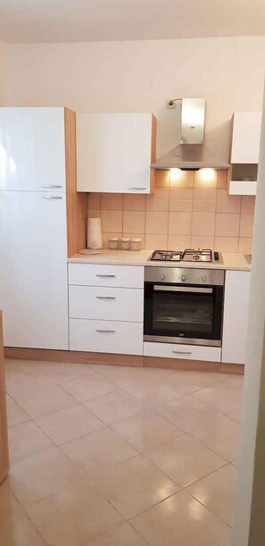 Fridge, microwave, oven, stovetop - Holiday home with garden and air conditioning (Sv. Filip i Jakov)