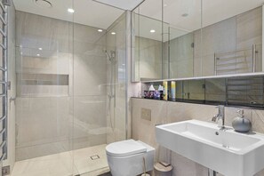 Shower, hair dryer, towels, soap - Chic 1-Bed Apartment with Secure Parking (Auckland City)