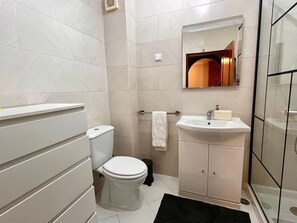 Een haardroger, handdoeken, toiletpapier