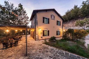 Outdoor dining - Holiday home with air conditioning, garden and pool (Borgomaro)