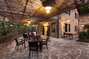 Outdoor dining - Holiday home with air conditioning, garden and pool (Borgomaro)