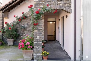 Exterior detail - Holiday apartment with garden, balcony and internet (Civezza)