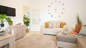 Una sala de estar moderna con un sofá, una mesa de centro y un reloj de pared.
