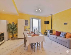 Interior - Holiday apartment with air conditioning and balcony with sea view (Costarainera)