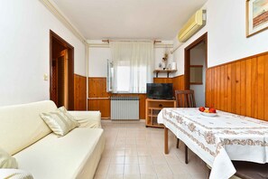 TV - Holiday apartment with terrace and barbecue (Pula)