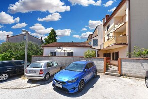 Property grounds - Holiday apartment with terrace and barbecue (Pula)