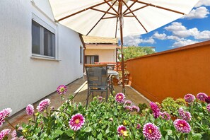 Outdoor dining - Holiday apartment with terrace and barbecue (Pula)
