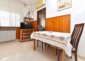 Dining - Holiday apartment with terrace and barbecue (Pula)