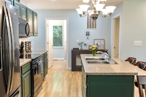 Fridge, microwave, oven, stovetop - A Puzzle Peak - 5 Acres Woodland Escape (Nashville)