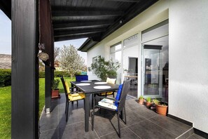 Outdoor dining - Holiday home with pool, air conditioning and Wi-Fi (Balatonkeresztúr)