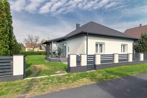 Exterior - Holiday home with pool, air conditioning and Wi-Fi (Balatonkeresztúr)