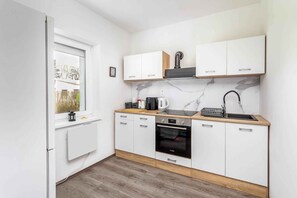 Fridge, oven, stovetop, coffee/tea maker - Holiday home with pool, air conditioning and Wi-Fi (Balatonkeresztúr)