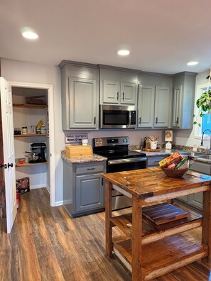 Private kitchen - Whitehorse Cottage- Charming 2 bedroom cottage in charming Greenville SC (Greenville)