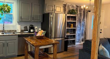 Whitehorse Cottage- Charming 2 bedroom cottage in charming Greenville SC