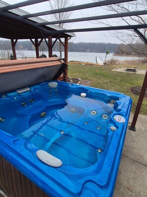 Outdoor spa tub - The Lil Lazy Lakehouse
Home Hillsdale Mi,                           
3BR, 1 bath (Hillsdale)