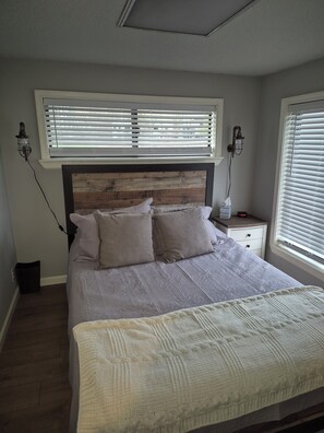 Room - The Lil Lazy Lakehouse
Home Hillsdale Mi,                           
3BR, 1 bath (Hillsdale)