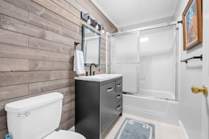 Hair dryer, towels, soap, toilet paper - Newly updated!  Walk to downtown Simpsonville. (Simpsonville)