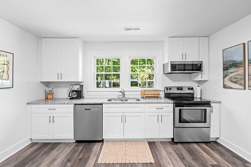 Newly updated! Walk to downtown Simpsonville.