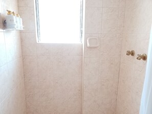Towels, soap, toilet paper - White Apartment (Cusco)