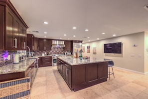 Private kitchen - Family Villa, 7 BD, 3 BA, Pool/Jacuzzi (Las Vegas)