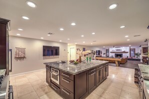 Interior - Family Villa, 7 BD, 3 BA, Pool/Jacuzzi (Las Vegas)