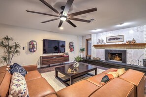 Living area - Family Villa, 7 BD, 3 BA, Pool/Jacuzzi (Las Vegas)