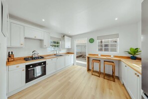 Fridge, oven, stovetop, dishwasher - 2 Mins from Beach • 3BR Villa Mango - Beach House (Noord)
