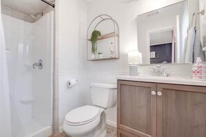 Shower, hair dryer, towels, shampoo - Casa Azul - 3BR/2BA - Centrally Located (Lubbock)