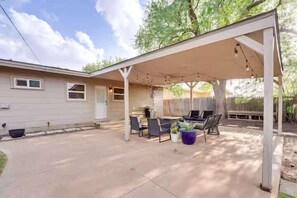 Outdoor dining - Casa Azul - 3BR/2BA - Centrally Located (Lubbock)