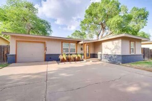 Exterior - Casa Azul - 3BR/2BA - Centrally Located (Lubbock)