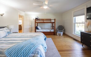4 habitaciones, tabla de planchar con plancha, wifi y ropa de cama 