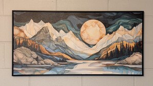 Pintura de paisaje enmarco con montañas, un lago y una luna llena.