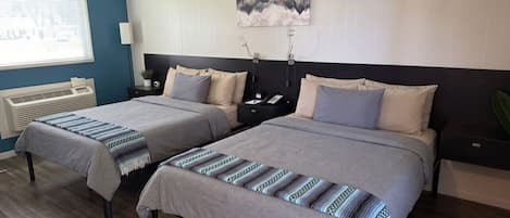 Tabla de planchar con plancha, wifi y ropa de cama