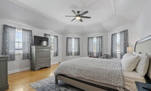 7 bedrooms, desk, iron/ironing board, WiFi - Elegant Saratoga Lake House with Private Beach - 7 Bedrooms - Sleeps 20 (Saratoga Springs)