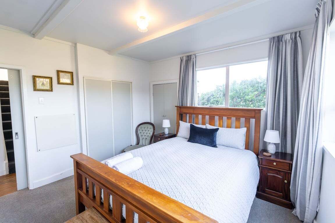 4 bedrooms, travel cot, bed sheets